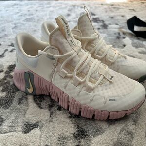 Nike Free Metcon 5 pale ivory / iced peach